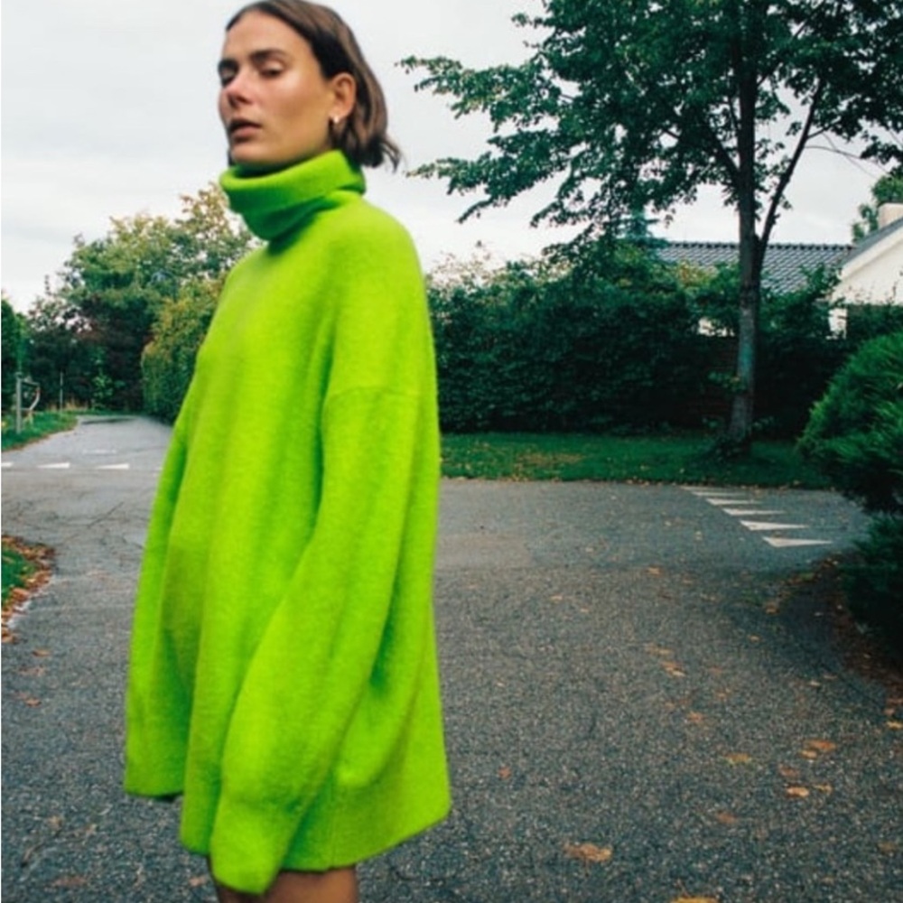 ZARA influencer favorite! Oversized lime green turtleneck sweater. Medium.
